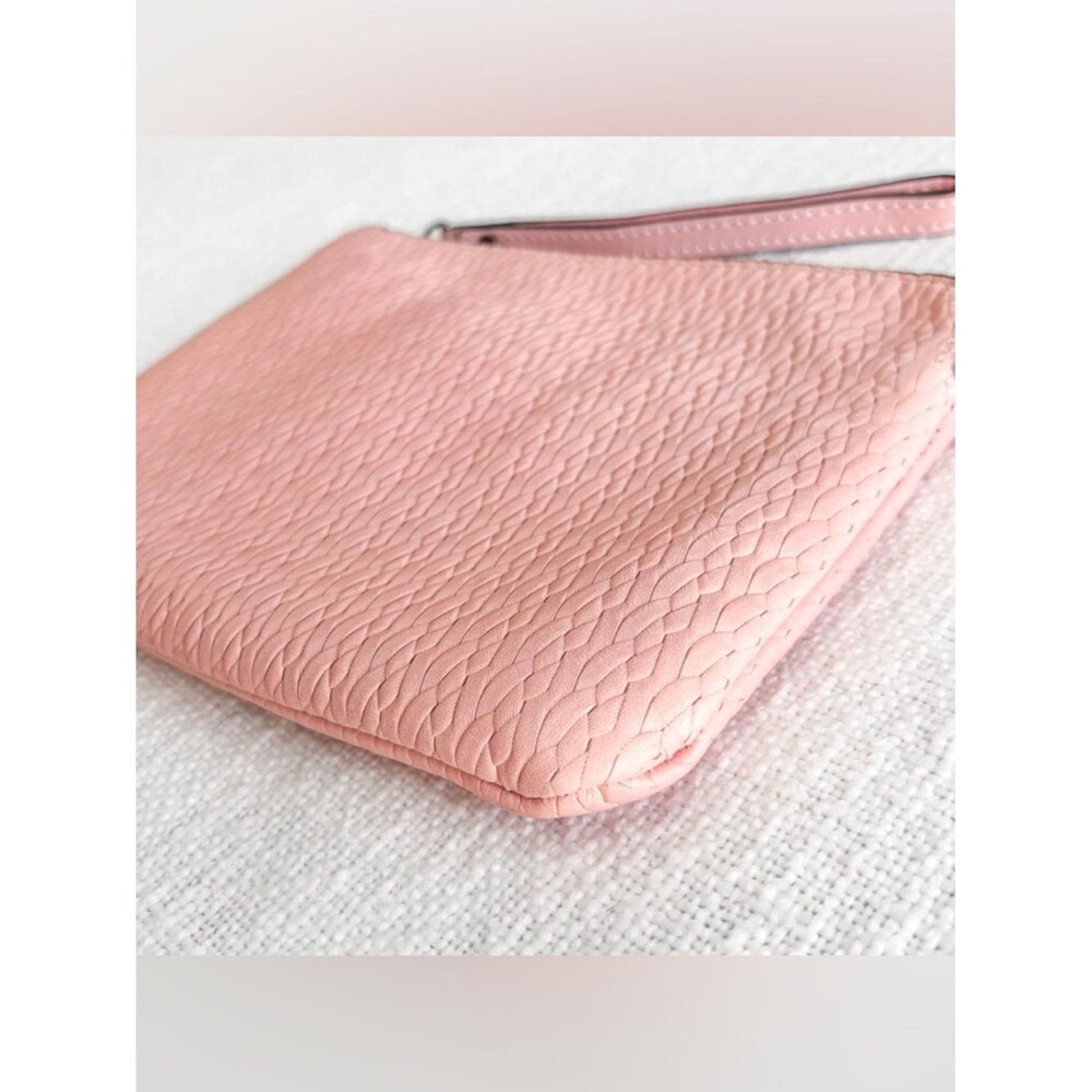 Patricia Nash woven leather wristlet. - Picture 6 of 16